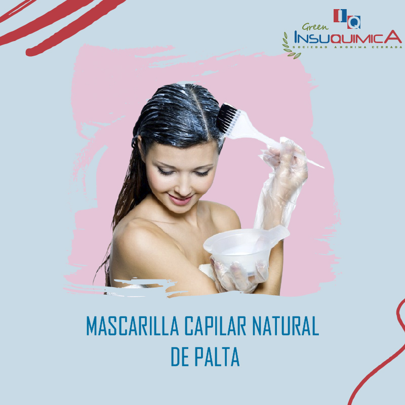 Mujer aplicándose mascarilla capilar natural de palta