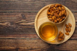 aceite-de-almendras-en-botella-sobre-fondo-de-madera-oscura para elaborar una mascarilla facial con aceite de almendras para piel seca y dañada