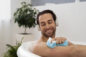 hombre realizando su ritual de baño 