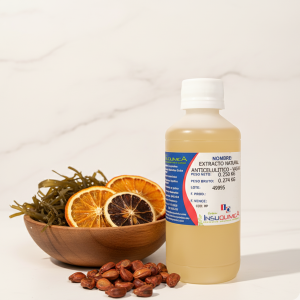 frasco de 0.250 lt del extracto natural anticelulítico en una superficie plana con Fucus, Ruscus, Guaraná y Naranja Amarga en un plato de madera