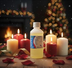 Envase de la fragancia cálida pasión al aceite en fondo navideño con velas alrededor 