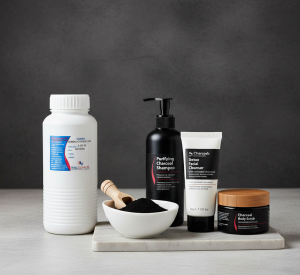 Imagen de un envase de 0.250 kg del producto carbón activado en polvo con logo de Green Insuquimica a lado de productos de cuidado personal como shampoo y cremas elaborado por IA.