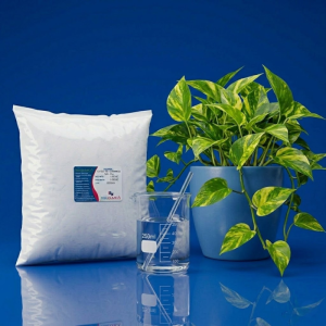 POLYGEL HG – CARBOMERO 940 en presentación industrial, materia prima espesante para geles faciales y alcohol en gel, fondo azul con hojas decorativas.