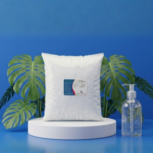 Bolsa de POLYGEL HG – CARBOMERO 940 sobre pedestal blanco con fondo azul y frasco de gel transparente, insumo cosmético para elaborar geles de alta viscosidad.