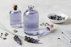 El aceite esencial de lavanda es muy usado en aromaterapia para reducir el estrés.
