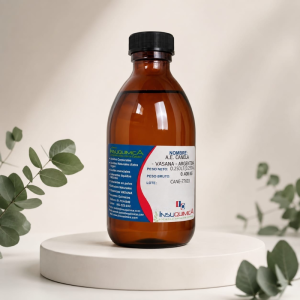 Envase de vidrio ámbar del aceite esencial de canela de 0.250 lt en un fondo botánico