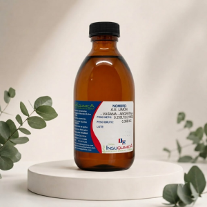 Envase vidrio ámbar de 0.250 lt del aceite esencial de limón en fondo botánico