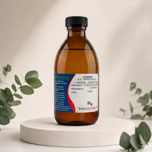 Frasco vidrio ámbar de 0.250 lt del aceite esencial de manzanilla en fondo botánico